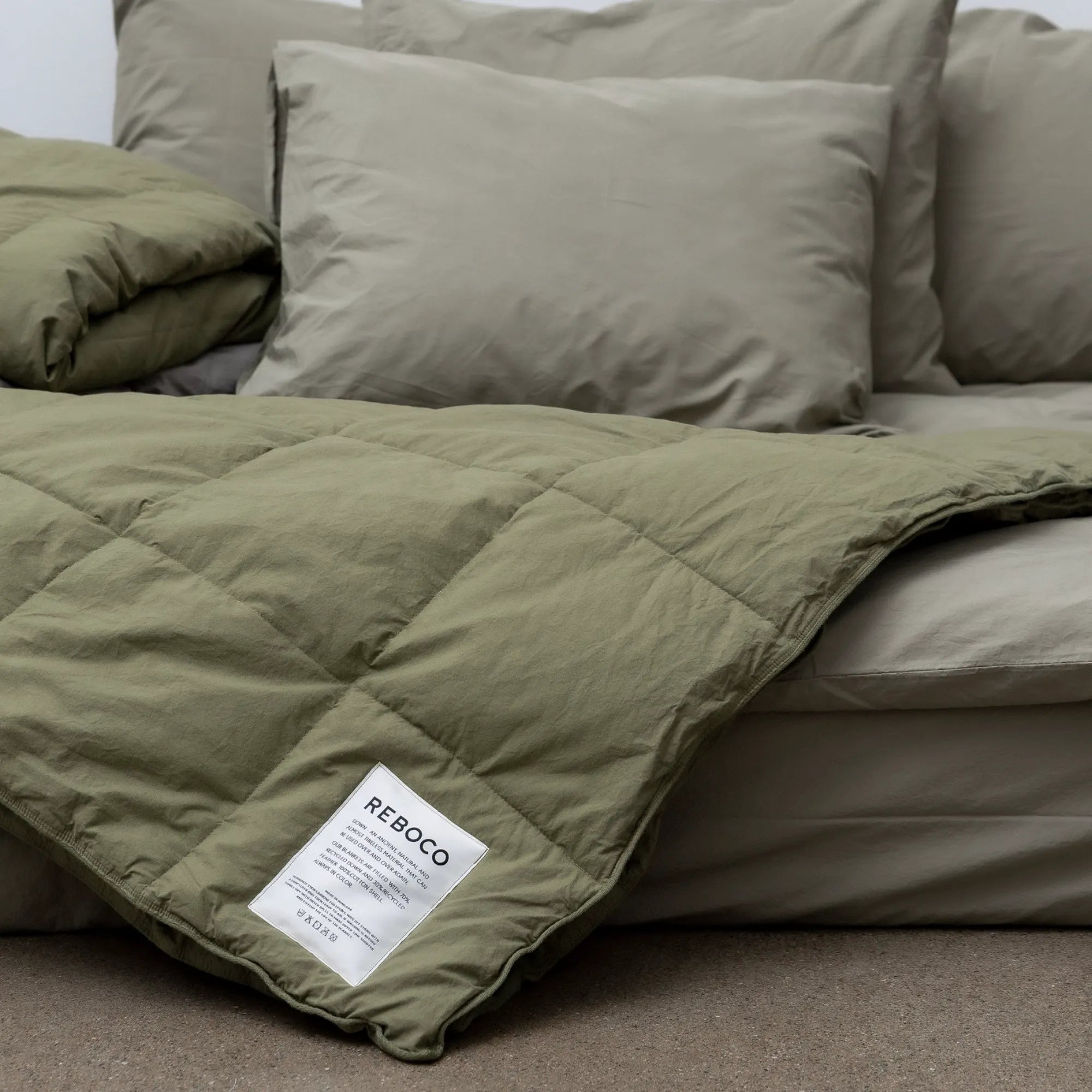  Luxurious seaweed colored down blanket made with high-quality materials for ultimate relaxation and warmth