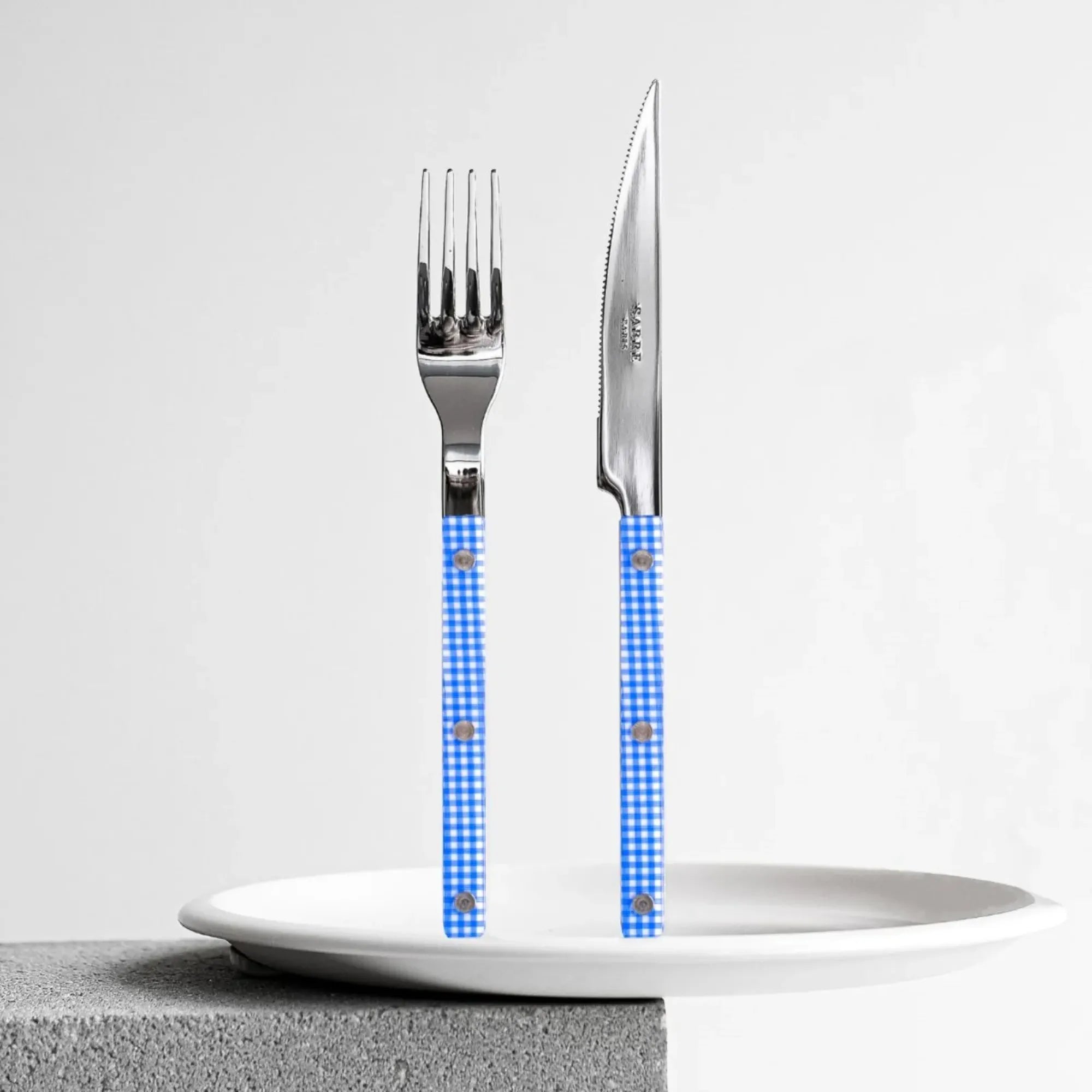 Vintage-inspired stainless steel cutlery set with gingham pattern handles