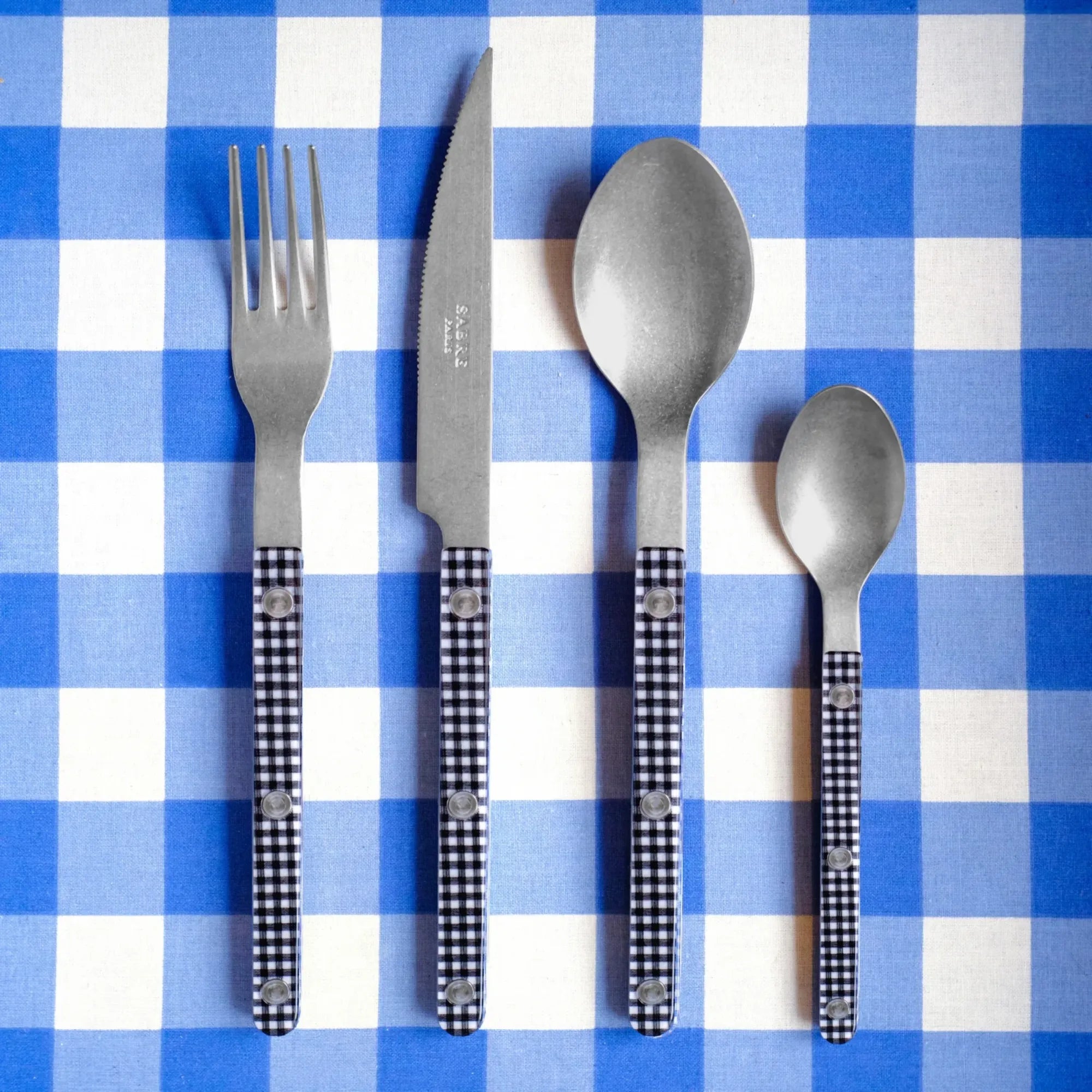 Vintage-inspired Bistrot Gingham Cutlery Set with classic checkered pattern design