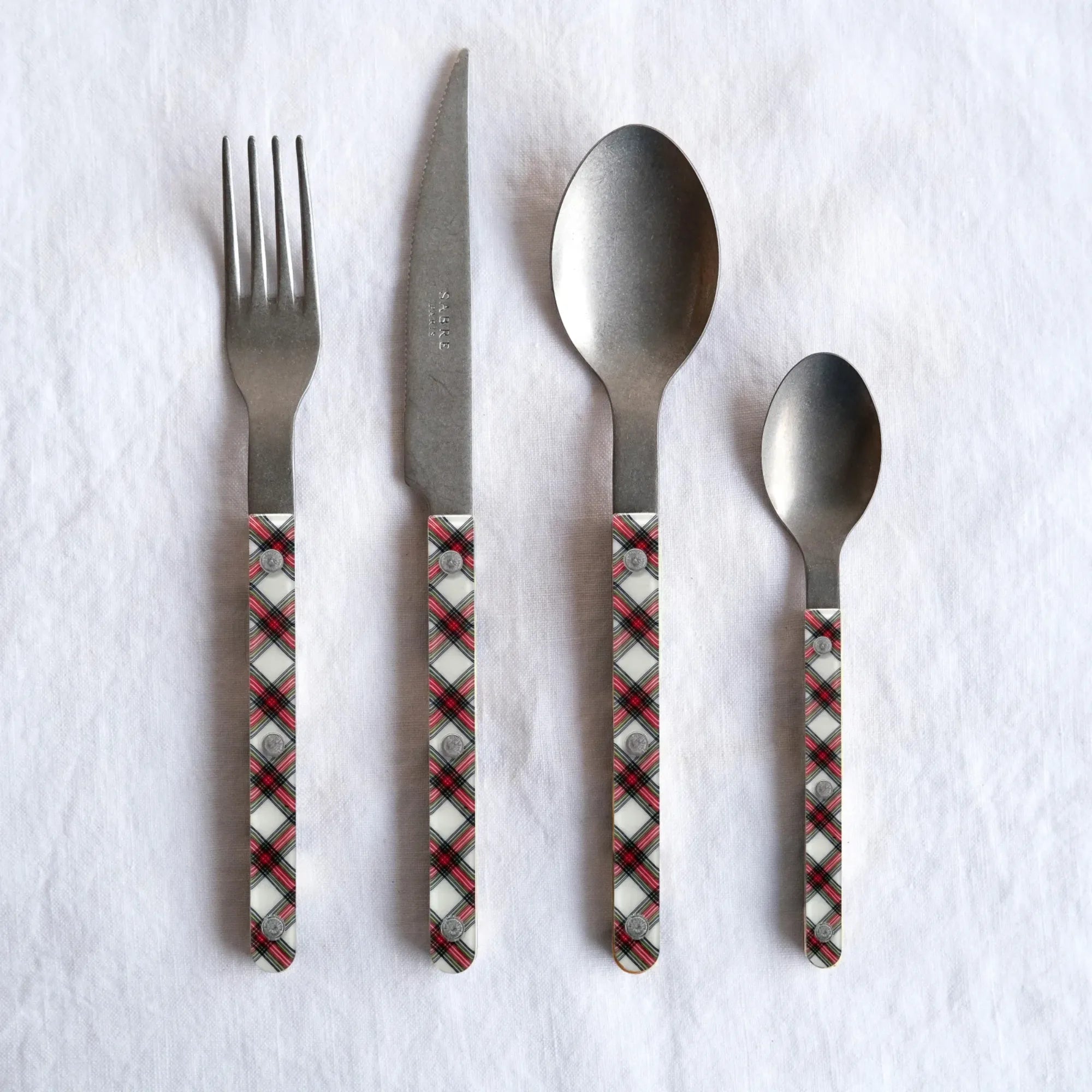 Bistrot Tartan Cutlery Set with wooden handles and serrated edges