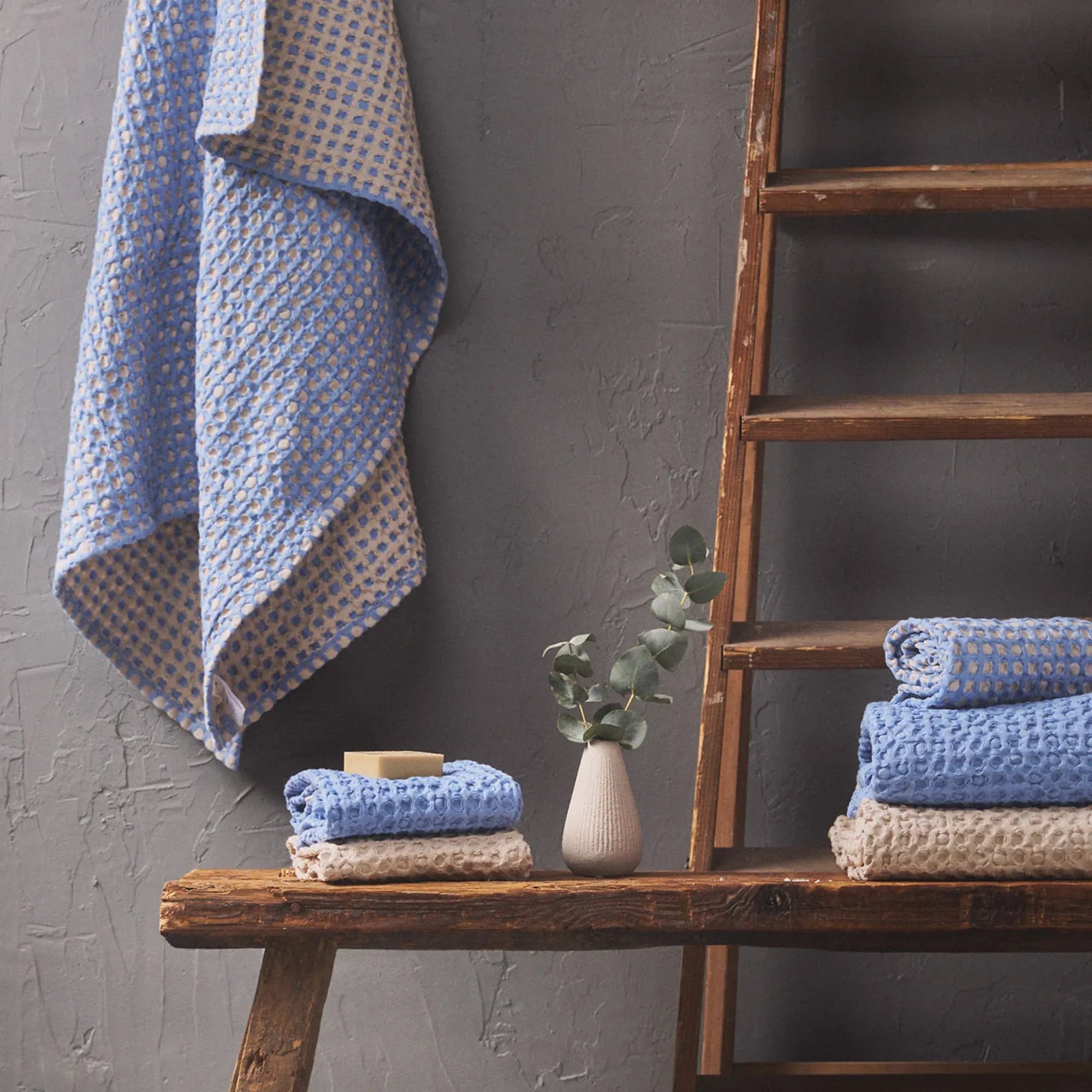 Puro Ruutu Towel Set in luxurious white cotton with stylish geometric pattern