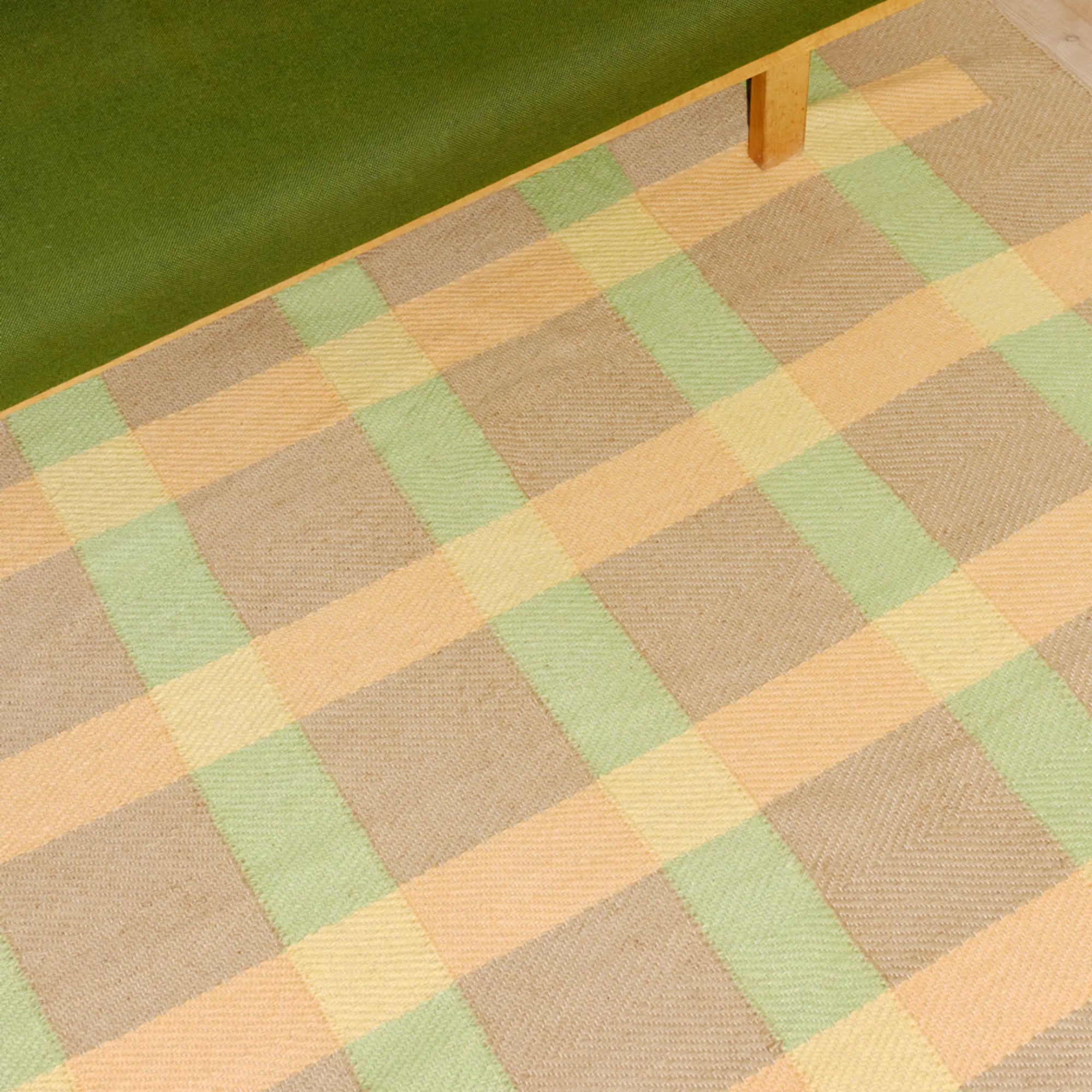  Textured jute rug with a timeless navy and white stripe pattern