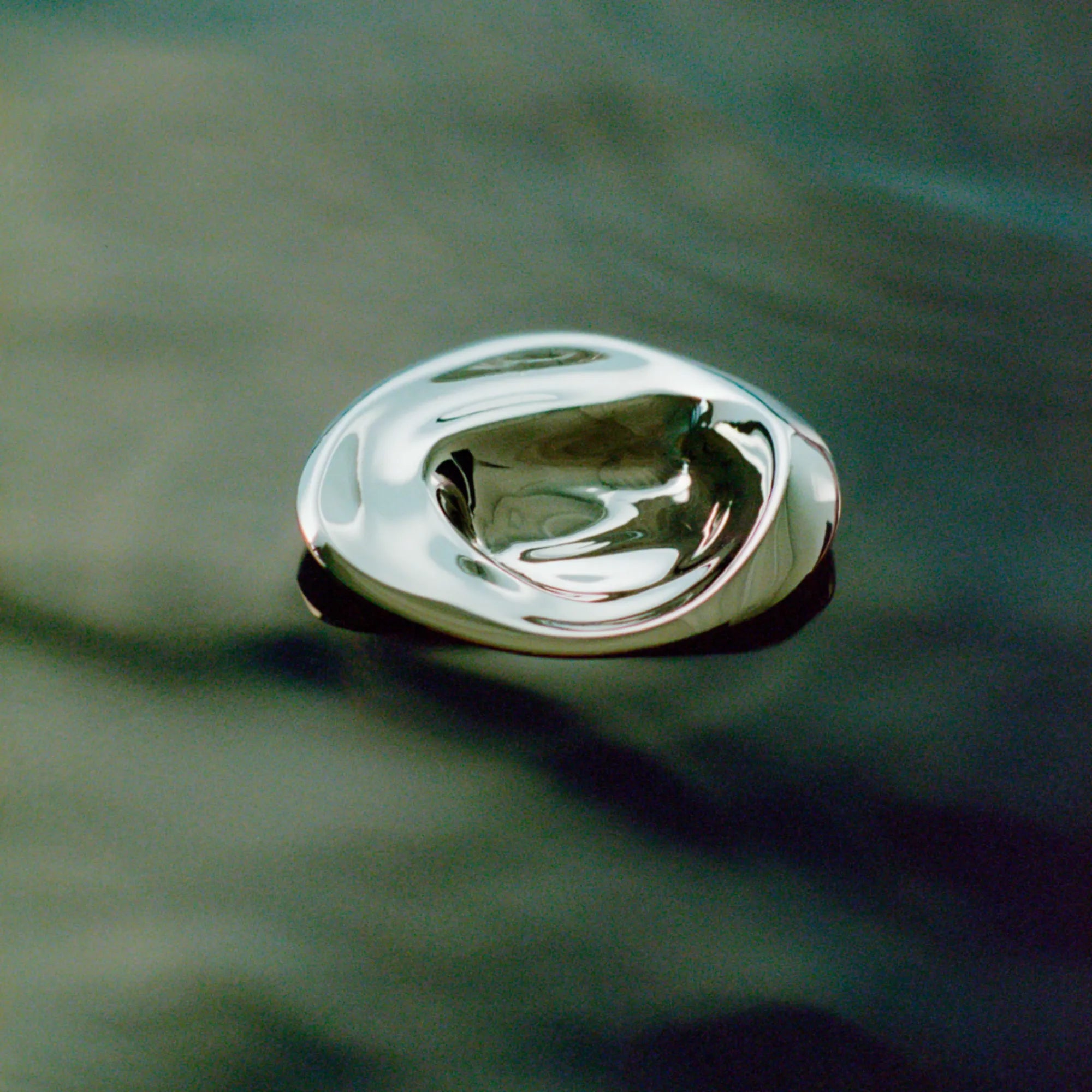 Modern and sturdy Ripple Hook Large for practical and stylish use
