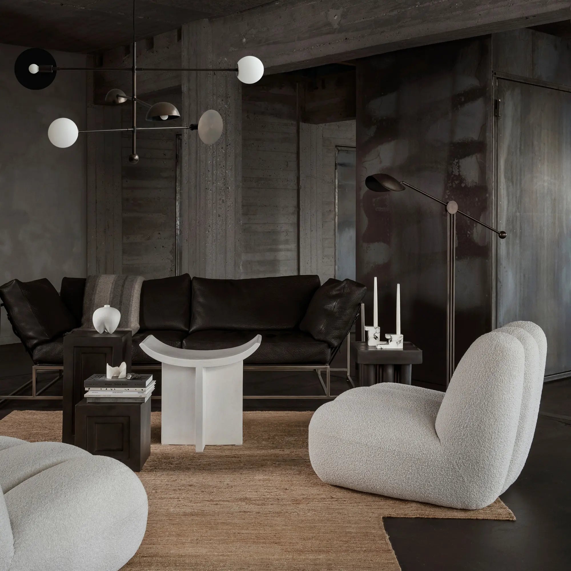 Sumo Vase - Petit in white, a stylish addition to any room