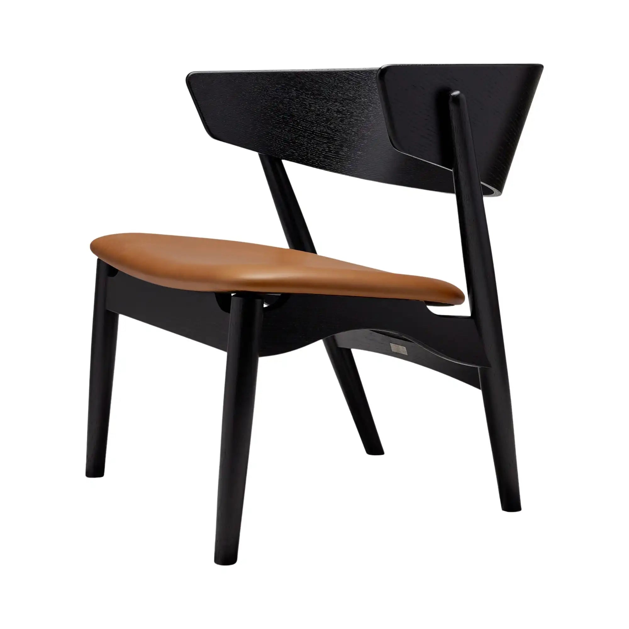 Modern and luxurious No 7 Lounge Chair with sleek design and ergonomic comfort