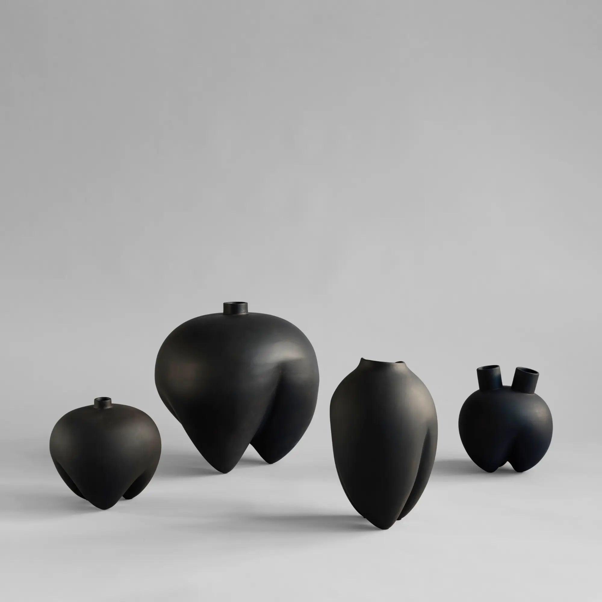 Sumo Vase showcasing artisanal horn handles in an organic, earthy finish