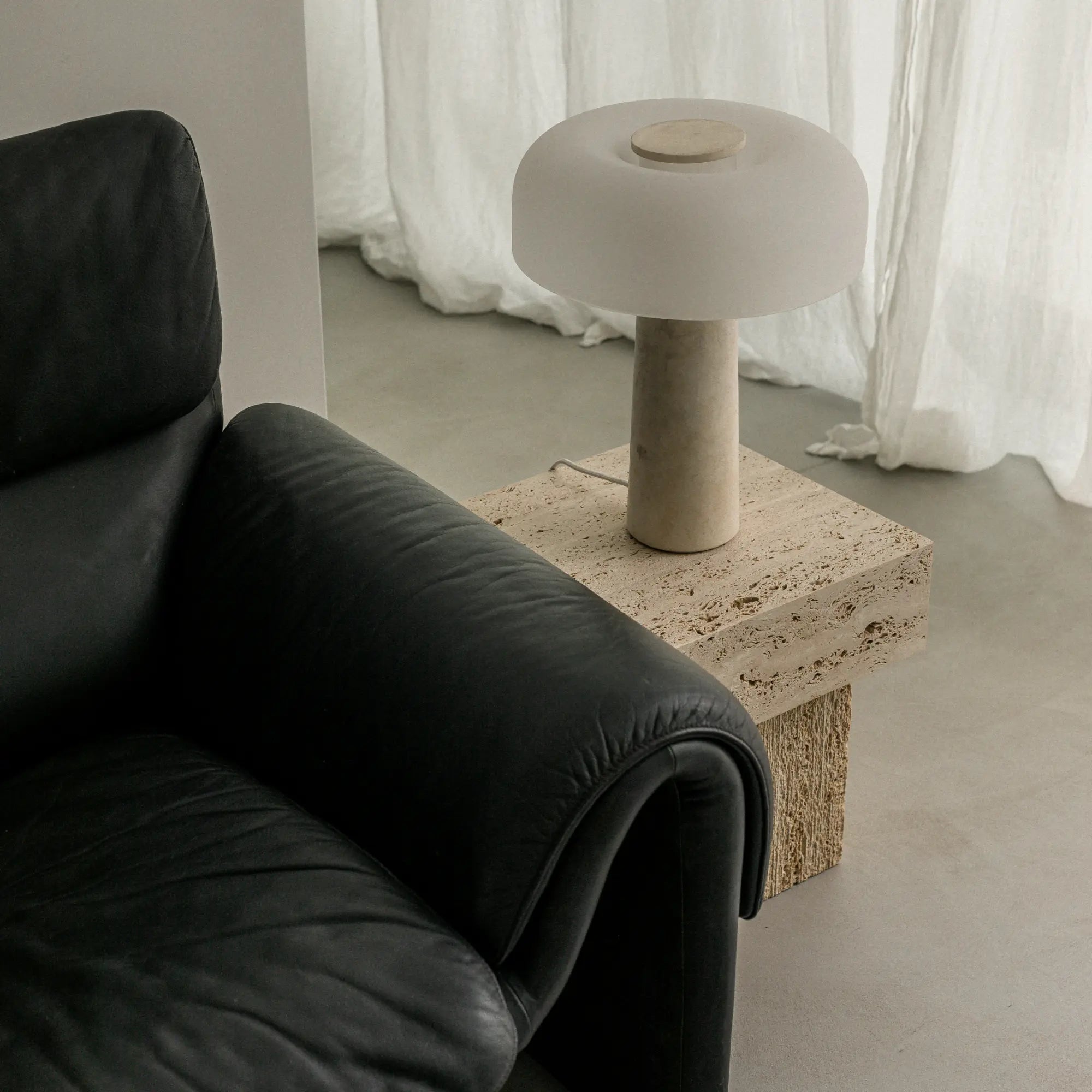 Chic Oro Side Table with mirrored top and gold-finished metal base